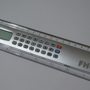 Régua com calculadora eletrônica, distribuída como brinde da revista FHOX durante a década de [2000]