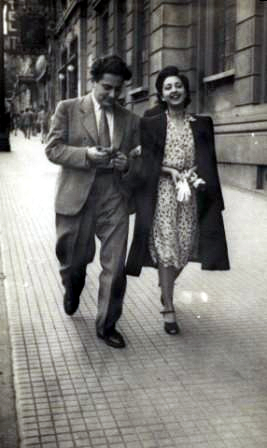 Maria Eugênia Franco e o físico e crítico Mário Schenberg (n.1914-1990), década de 1940, provavelmente descendo a Av. São João, São Paulo, em direção à Praça do Correio. Fonte: Wikipedia
